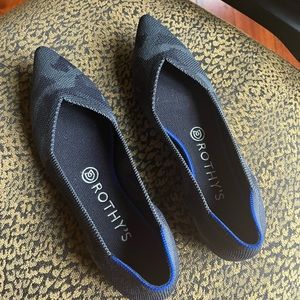 Rothy’s dark camo point